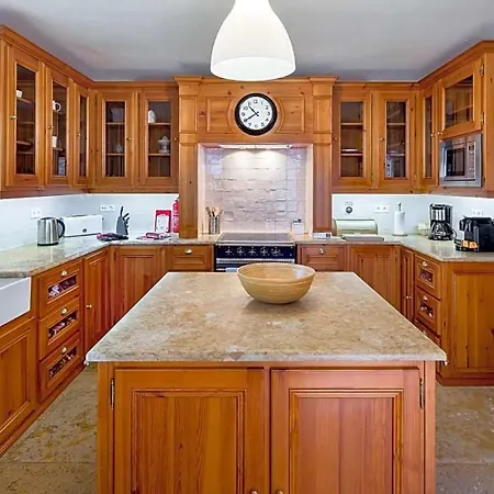 Villa Sleeps 6 Pool Air Con Wifi *